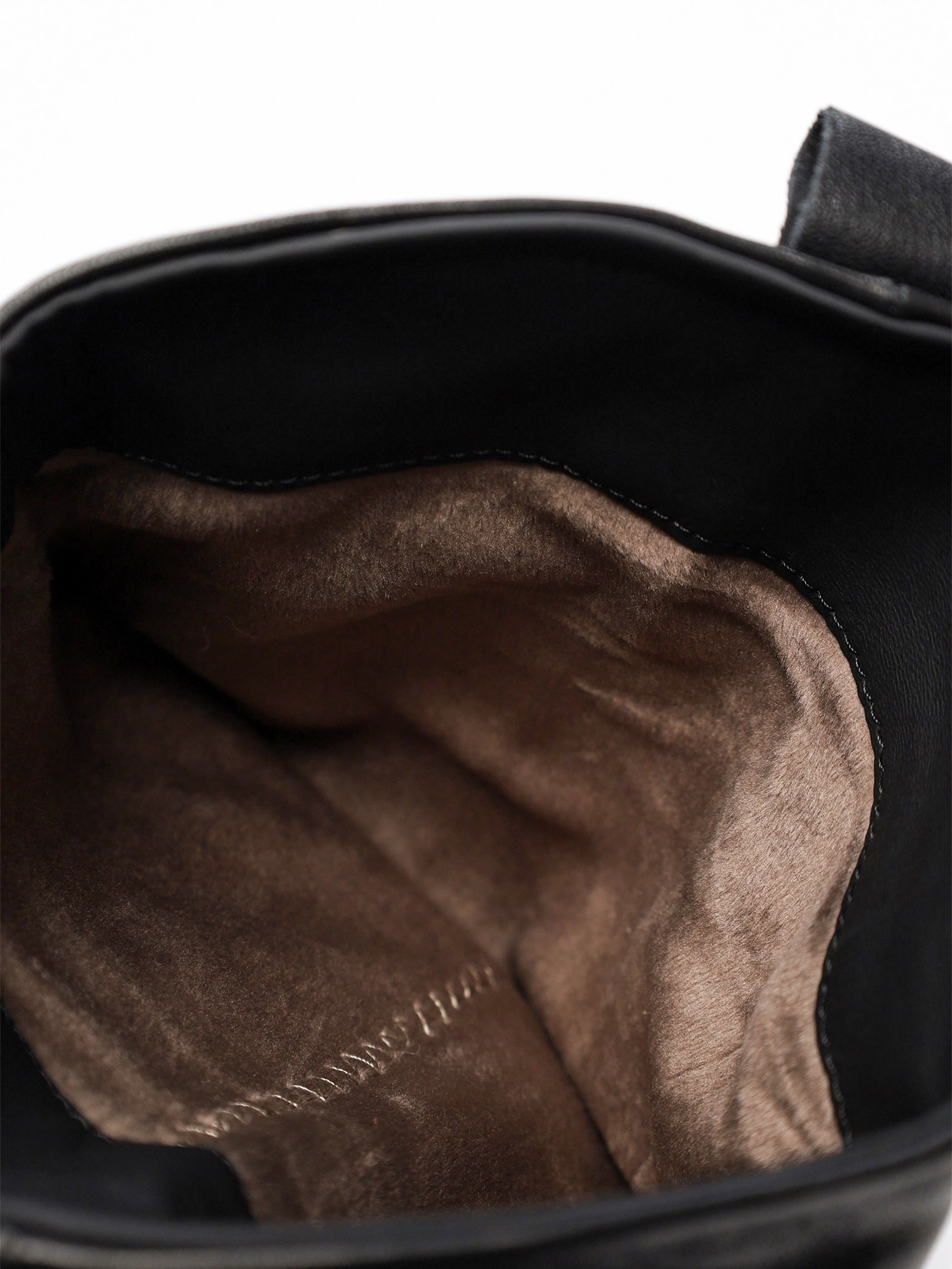 Сапоги черного цвета на высоком каблуке